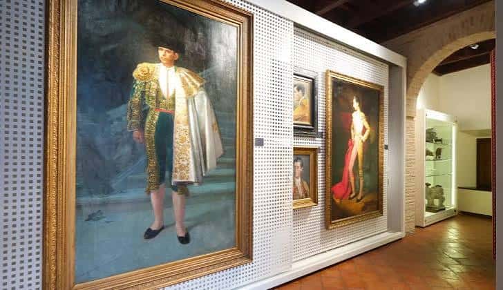 Sala de exposiciones con retratos de toreros enmarcados