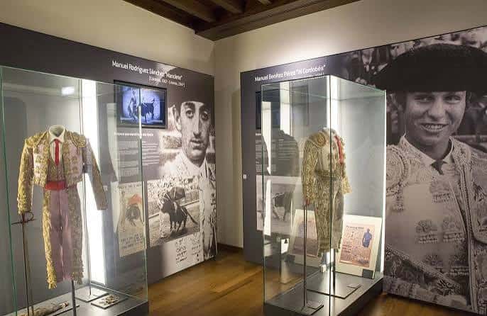 Exhibición de trajes de luces y fotografías históricas de matadores
