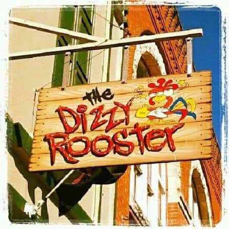 Letrero de madera con el logo del The Dizzy Rooster en la fachada