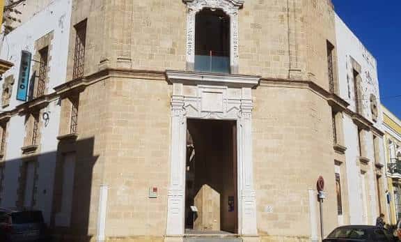 Fachada principal del Museo Arqueológico El Hospitalito con detalles arquitectónicos barrocos