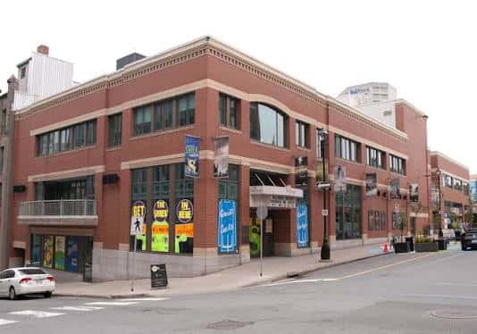 Vista exterior del Neptune Theatre en Halifax con fachada de ladrillo rojo