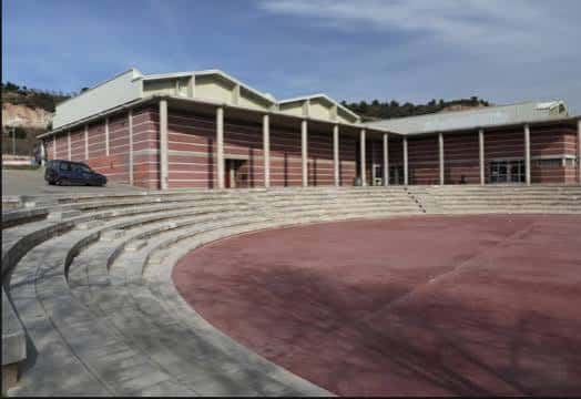 Vista exterior del anfiteatro de Les Comes con gradas semicirculares y escenario al aire libre