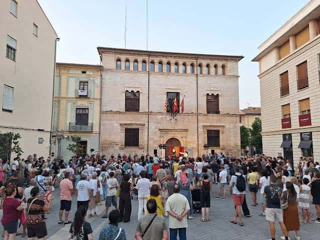 Vista exterior del edificio histórico de la Galería Modesta durante un evento público