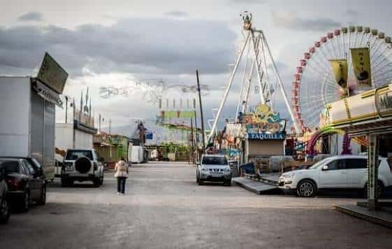 Vista general del recinto ferial con atracciones y puestos