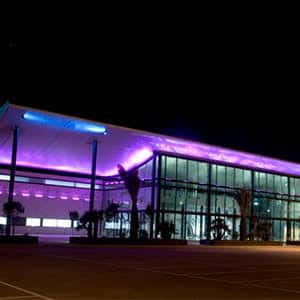 Fachada exterior del Multiespacio Rabasa iluminado con luces de colores