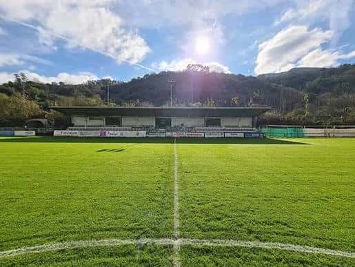 Vista general del campo de fútbol Fumea Lolo Rodríguez con gradas y cielo despejado
