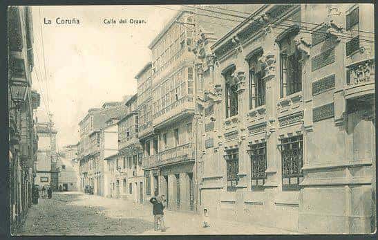 Vista histórica de la Calle del Orzán en La Coruña con arquitectura tradicional gallega