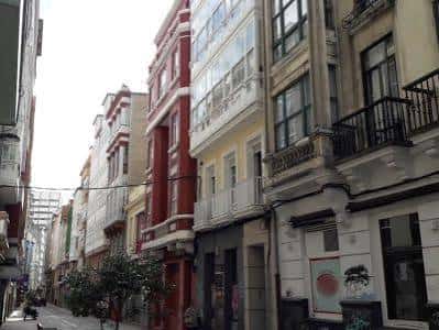 Calle Orzán con edificios coloridos y balcones típicos de A Coruña