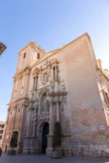 Fachada principal de la Basílica con detalles escultóricos y entrada monumental