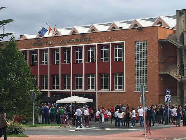 Exterior del frontón durante un evento con público reunido