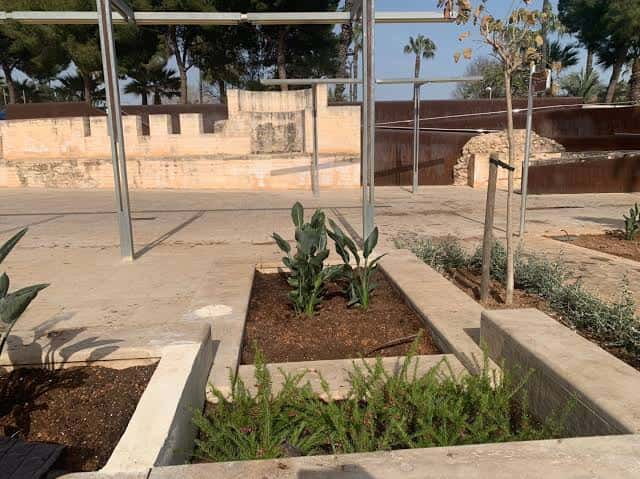 Vista de la plaza Trenta de Desembre con jardines recién plantados y estructuras metálicas