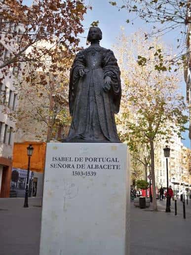 Estatua de Isabel de Portugal en la Plaza de la Constitución