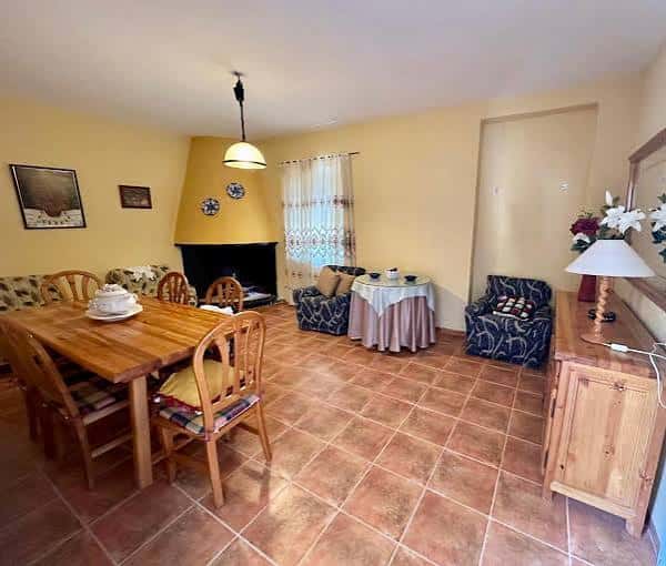 Interior acogedor de Casa de las Monjas con chimenea y mobiliario tradicional