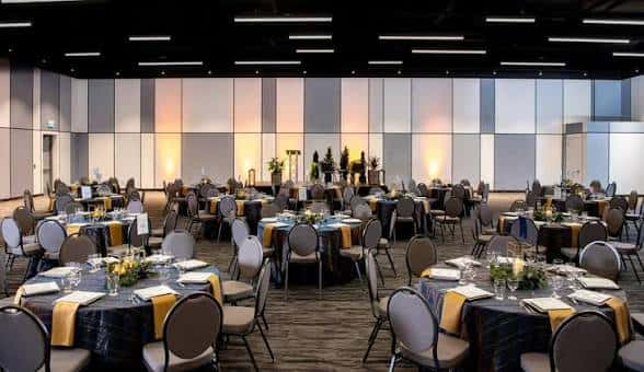 Vista general del salón principal preparado para una recepción con iluminación cálida