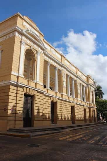 Fachada principal del Teatro Peón Contreras en Mérida con arquitectura neoclásica