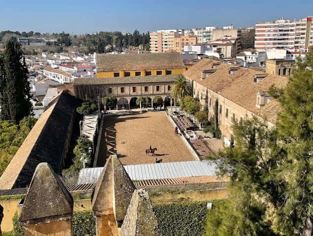 Vista panorámica de los patios y la plaza de toros de las Caballerizas Reales