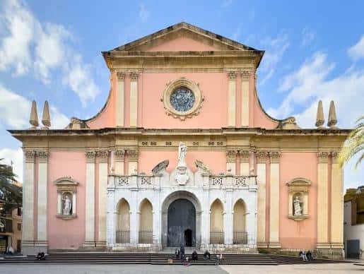 Fachada principal de la Església de Sant Antoni Abat con tonos rosados y detalles arquitectónicos clásicos