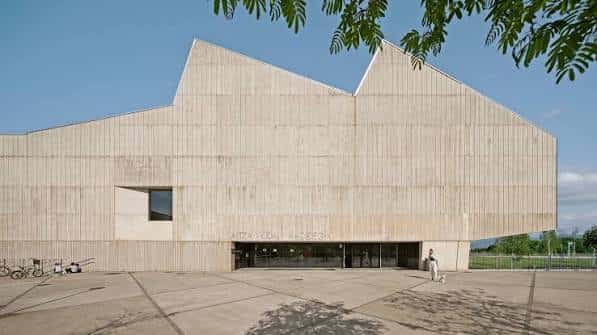Vista exterior del Polideportivo Municipal de Altza con fachada de hormigón y diseño arquitectónico distintivo