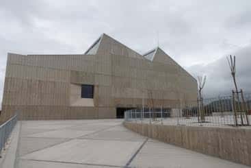Fachada frontal del Centro Deportivo Municipal Altza bajo cielo nublado, mostrando su estructura moderna