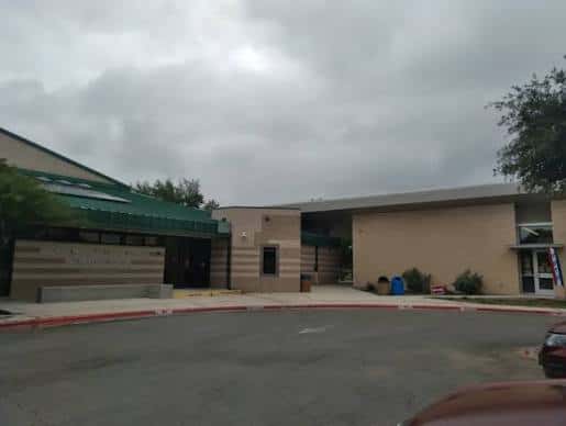 Exterior del George Morales Dove Springs Recreation Center bajo cielo nublado