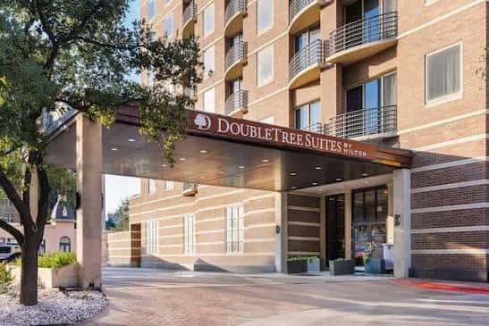 Vista exterior de la entrada principal del hotel DoubleTree Suites by Hilton Austin Downtown Capitol