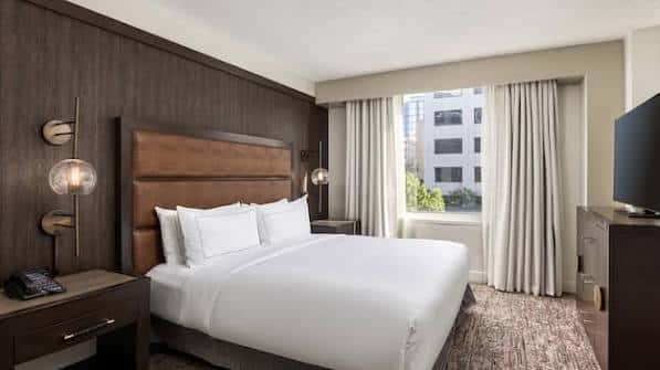 Habitación doble con cama king-size, vistas a la ciudad y diseño contemporáneo