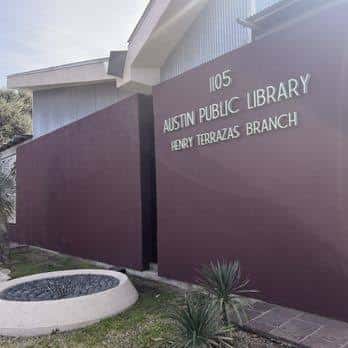 Detalle de la señalización exterior que indica el nombre y dirección de la biblioteca Henry Terrazas Branch