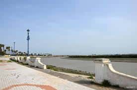 Paseo marítimo de La Magdalena con barandilla blanca y farola