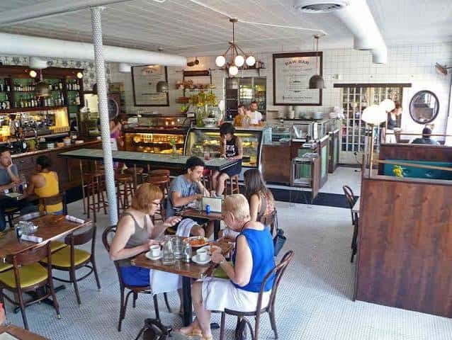 Sala principal del restaurante con clientes comiendo en mesas