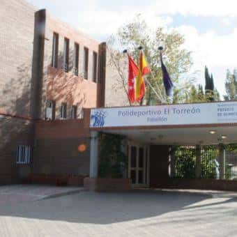 Vista exterior del Polideportivo Municipal El Torreón con banderas y entrada principal
