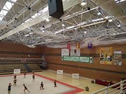 Interior de la pista deportiva durante un partido de baloncesto o voleibol