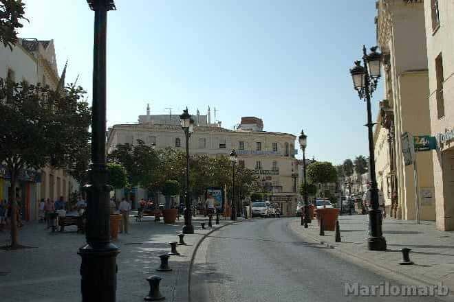 Vista panorámica de la Plaza de las Carmelitas con edificios blancos y farolas tradicionales