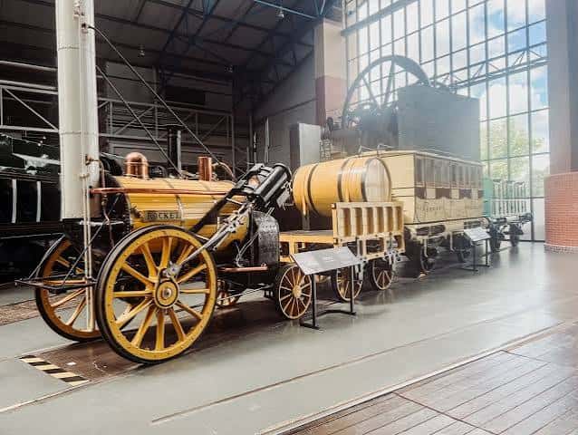 Locomotora histórica amarilla 'Rocket' en exhibición dentro del museo