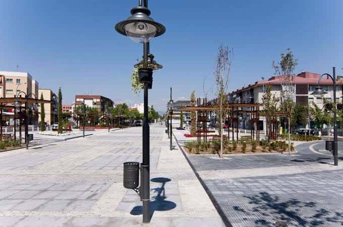 Vista panorámica de la plaza pavimentada con farolas modernas y zonas verdes