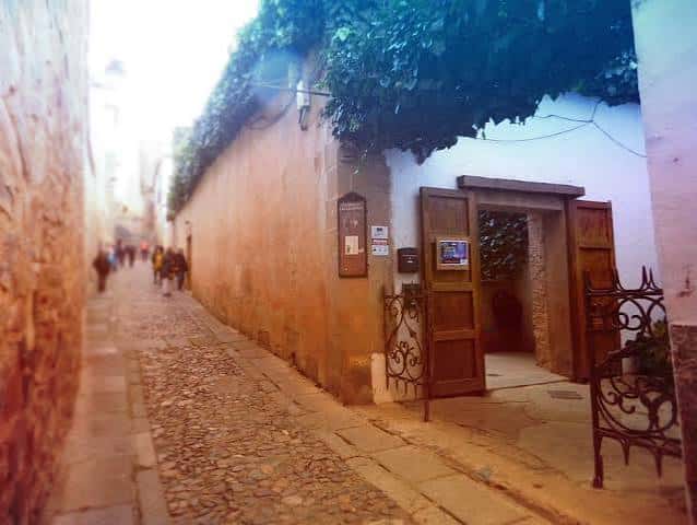 Entrada principal del local en calle empedrada de Cáceres