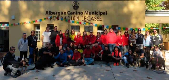Grupo de voluntarios y personal frente al Albergue Canino Municipal Fundación Lecasse