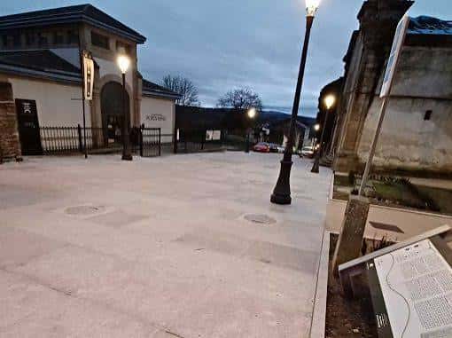 Plaza del Carme al atardecer con iluminación artificial y fachadas históricas