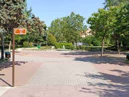 Plaza pavimentada en el Parque de La Paz
