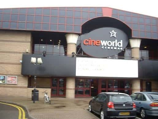 Fachada principal del Cineworld Cinema Southampton con el logotipo actual