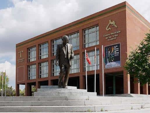 Vista exterior del edificio con estatua de Buero Vallejo en primer plano