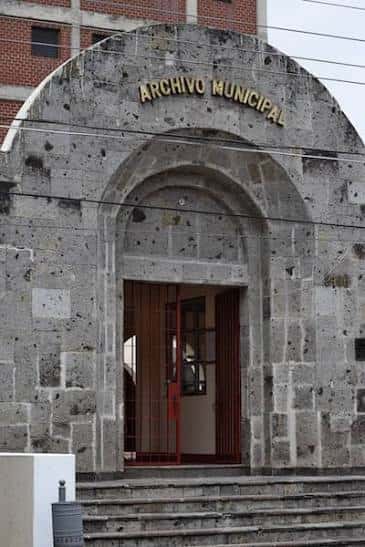 Entrada principal del Archivo Municipal de Guadalajara con fachada de piedra y arco