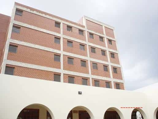 Vista exterior del edificio del Archivo Municipal con muros de ladrillo y arcos en la base