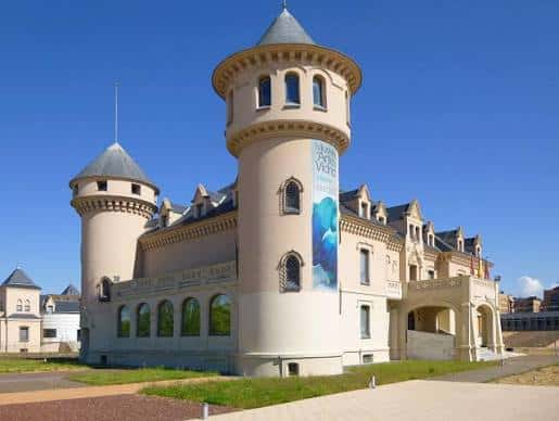 Fachada principal del Castillo de Alcorcón con torreón y cielo despejado