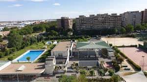 Vista aérea del Parque Ondarreta con piscina y zonas verdes