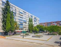 Plaza central del Parque Ondarreta con edificios residenciales al fondo