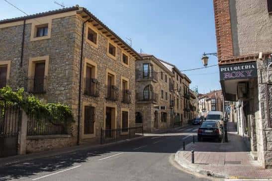 Vista de la Calle del Molar con edificios de piedra y arquitectura tradicional
