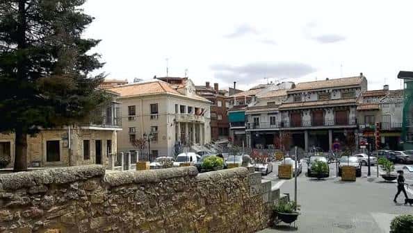 Plaza Mayor de El Molar con el ayuntamiento y entorno urbano