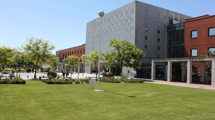 Área exterior del hospital con jardines y acceso principal