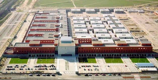 Vista aérea del complejo hospitalario mostrando su extensión arquitectónica