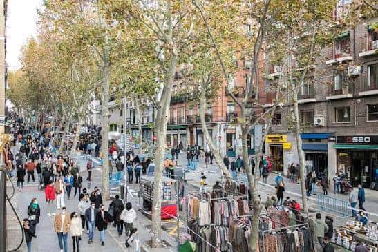 Vista panorámica de la Calle Ribera de Curtidores con árboles y gente caminando